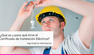 Electricista arreglando algo