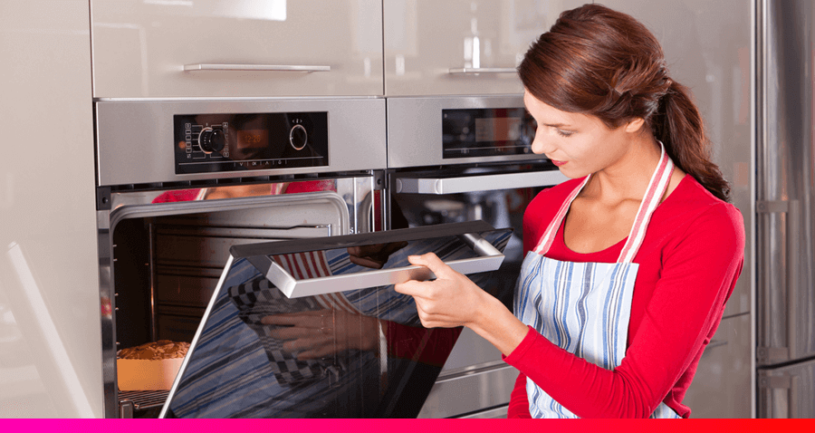 Mujer con avería en horno eléctrico