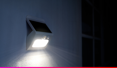 sensor de movimiento en jardín para activar luz